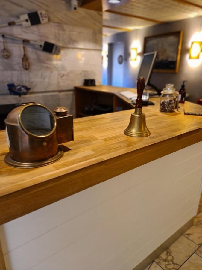 Hamnhotellet Kronan 란스크로나 외부 사진